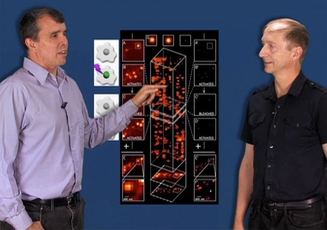 Eric Betzig 与 Harald Hess 在 Janelia Farm/HHMI 展示 PALM 显微技术